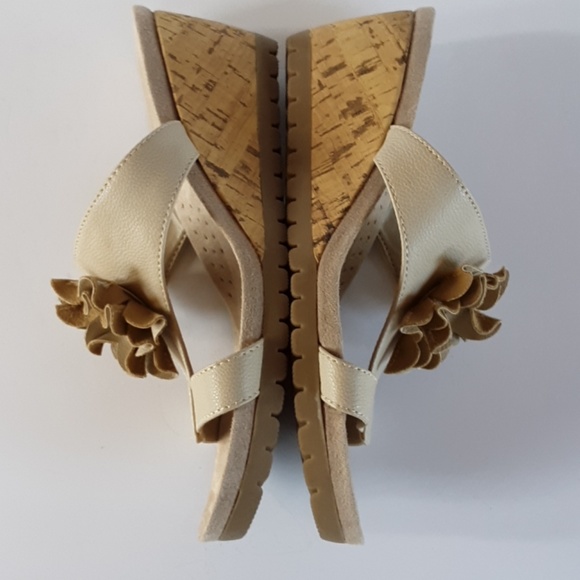 Life Stride beige wedge sandal with flower… - Picture 4 of 8